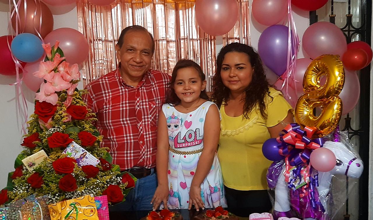 La cumpleañera con sus papitos, el periodista Norberto Castaño Buitrago y Lorena Vargas.
